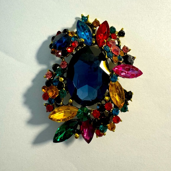 Fashion Brooch - Picture 1 of 1